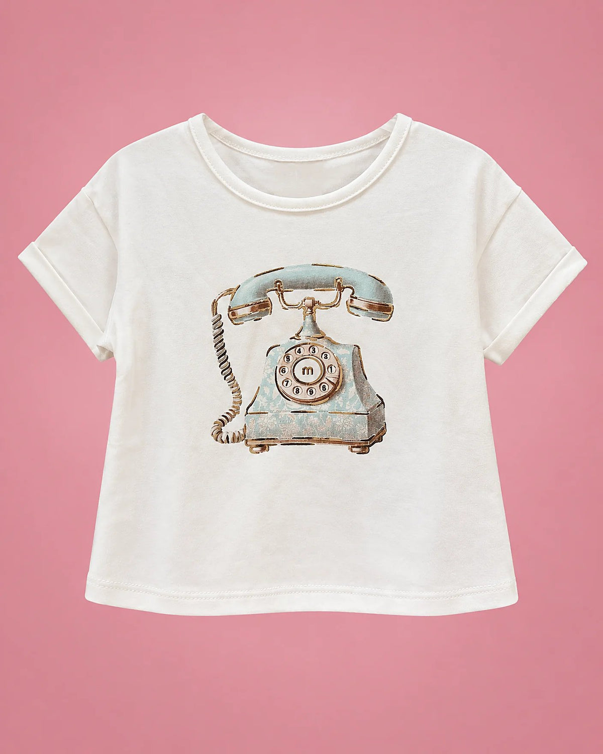 Conjunto de camiseta blanca con teléfono y short celeste floral para niña, camiseta de frente | JR Baby Center