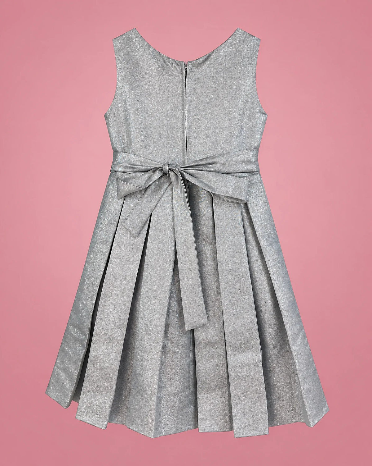 Vestido plateado con pecho cruzado y falda plisada para niña, vista de espalda | JR Baby Center