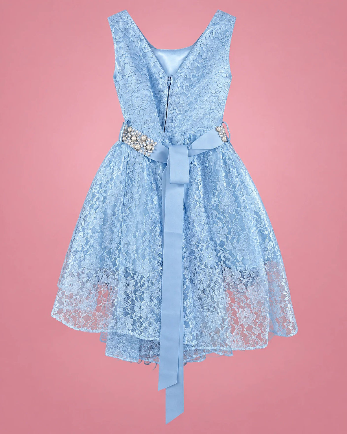 Vestido de encaje celeste con cinturón de perlas y lazo para niña, vista de espalda | JR Baby Center