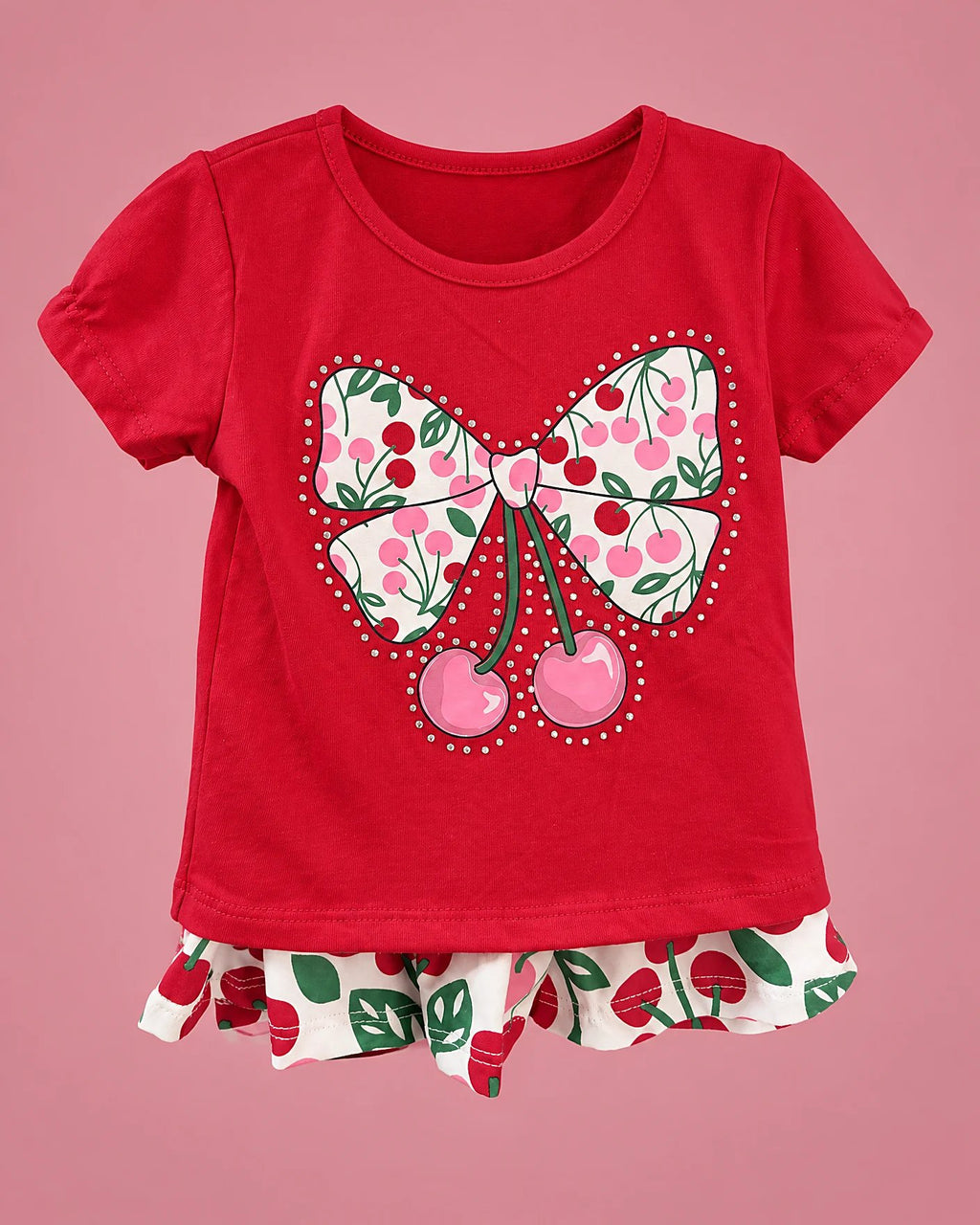 Conjunto de camiseta roja con mariposa de cerezas y short para niña, vista de frente | JR Baby Center