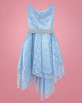 Vestido de encaje celeste con cinturón de perlas y lazo para niña, vista de frente | JR Baby Center