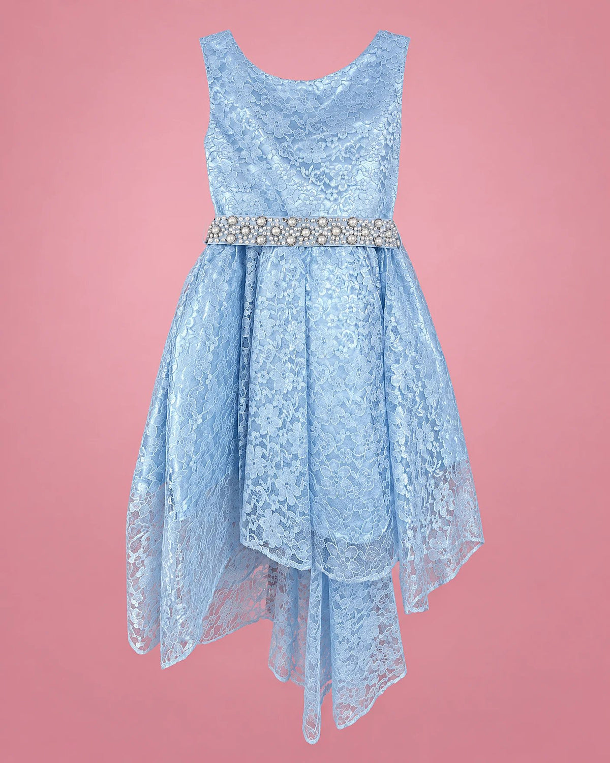 Vestido de encaje celeste con cinturón de perlas y lazo para niña, vista de frente | JR Baby Center