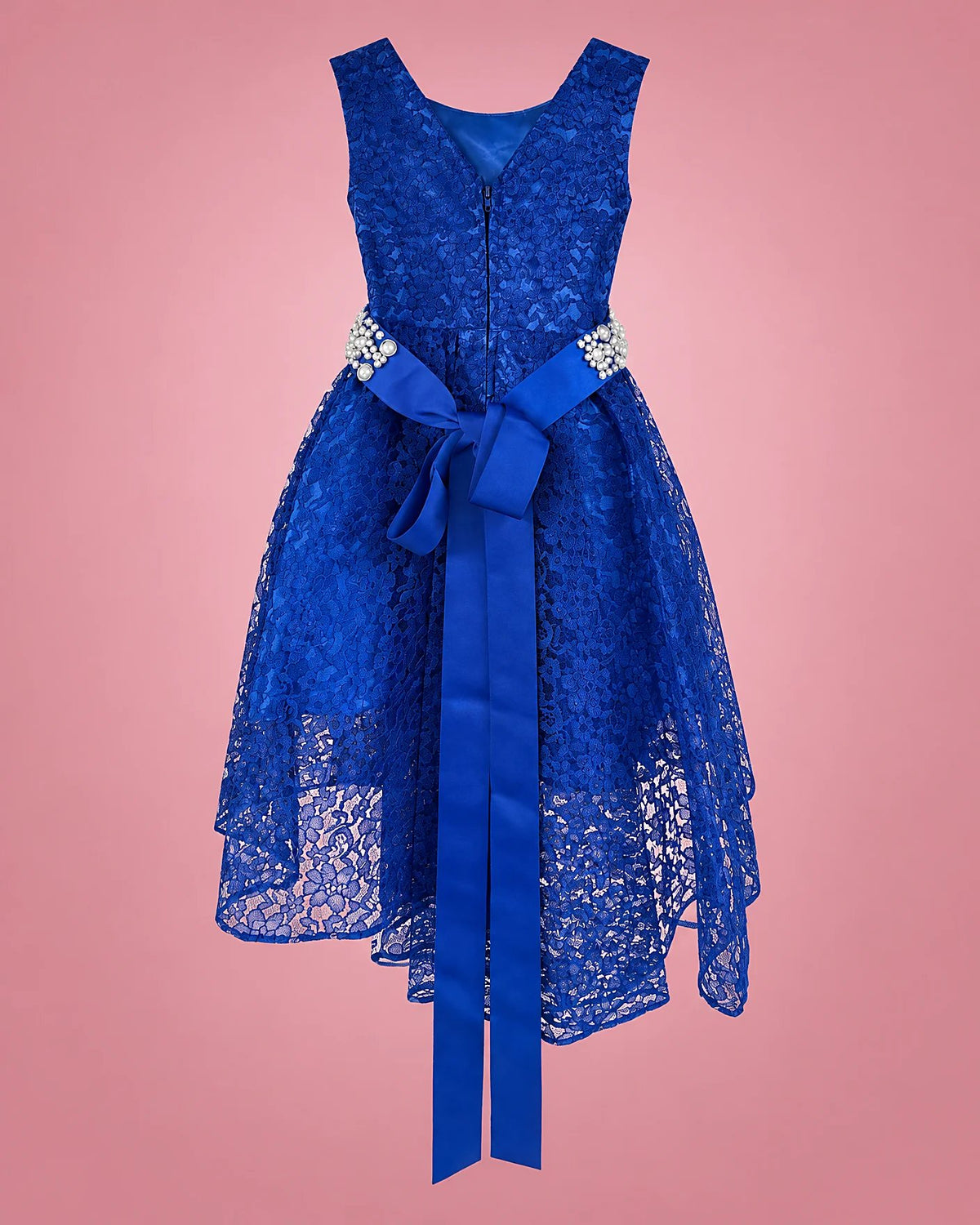 Vestido de encaje azul rey con cinturón de perlas para niña, vista de espalda | JR Baby Center