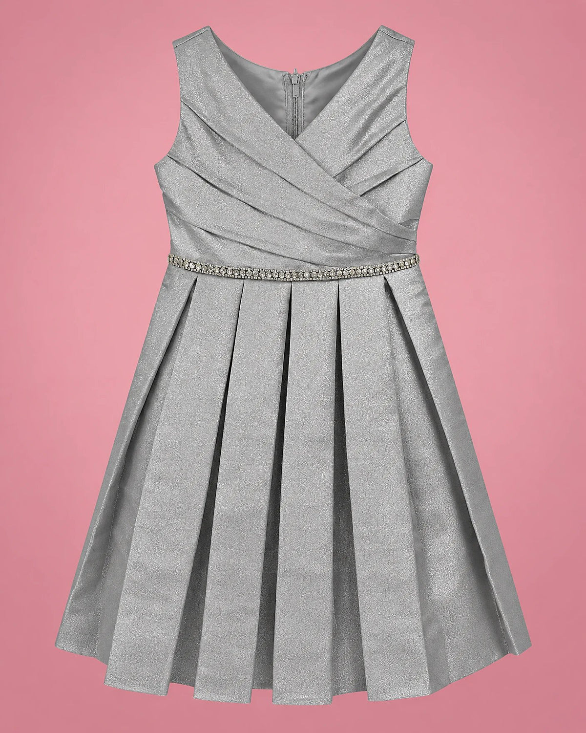 Vestido plateado con pecho cruzado y falda plisada para niña, vista de frente | JR Baby Center