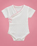 Body cruzado blanco calado con ribete rosado para bebé niña, vista de frente | JR Baby Center