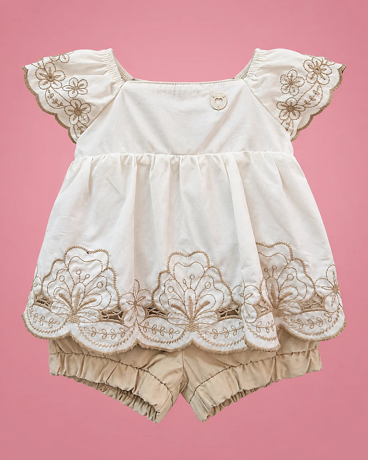 Conjunto de blusa marfil con bordado calado y bombacho beige para bebé niña, vista de frente | JR Baby Center