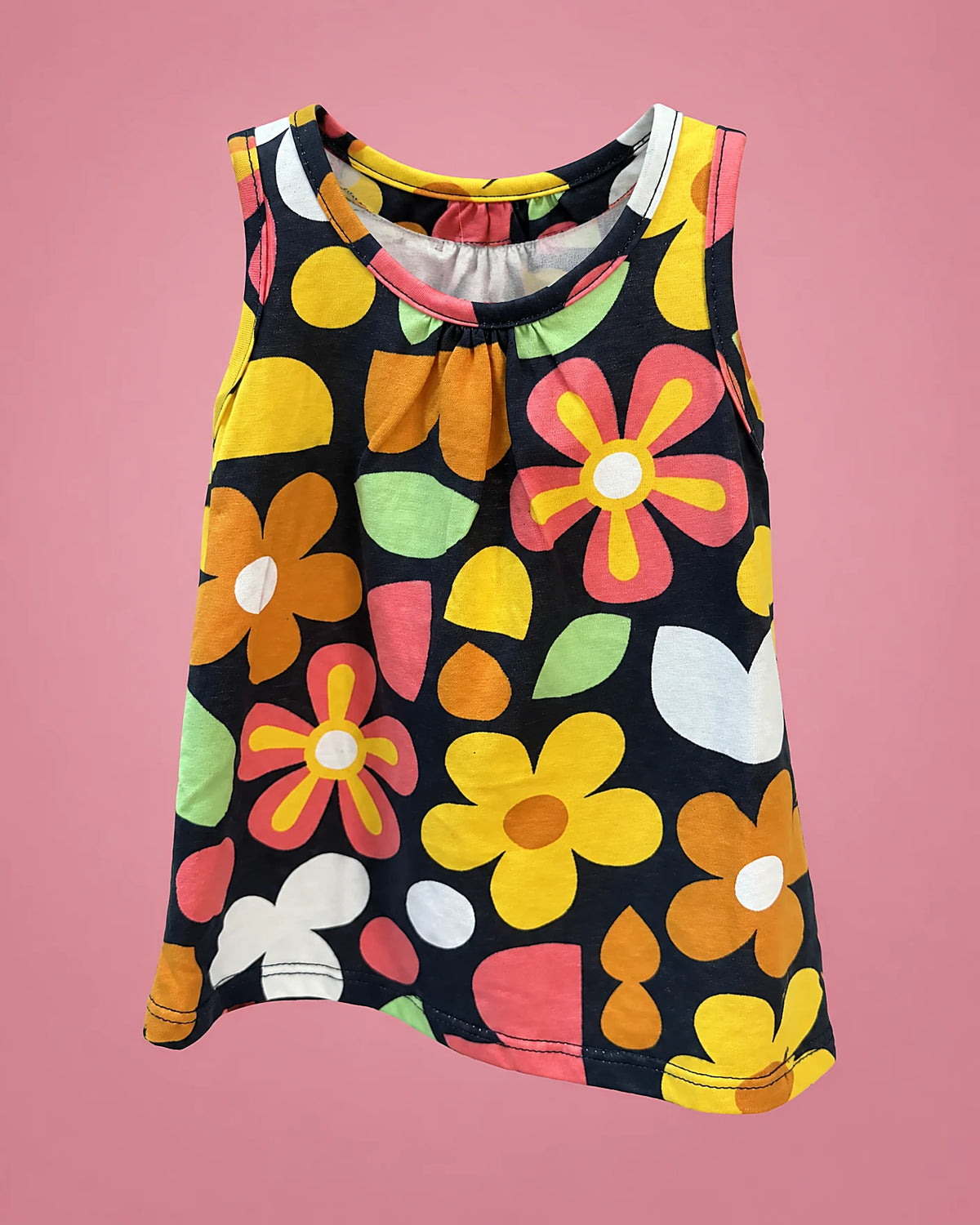 Conjunto de blusa negra con flores de colores y short amarillo para niña, blusa vista de frente | JR Baby Center