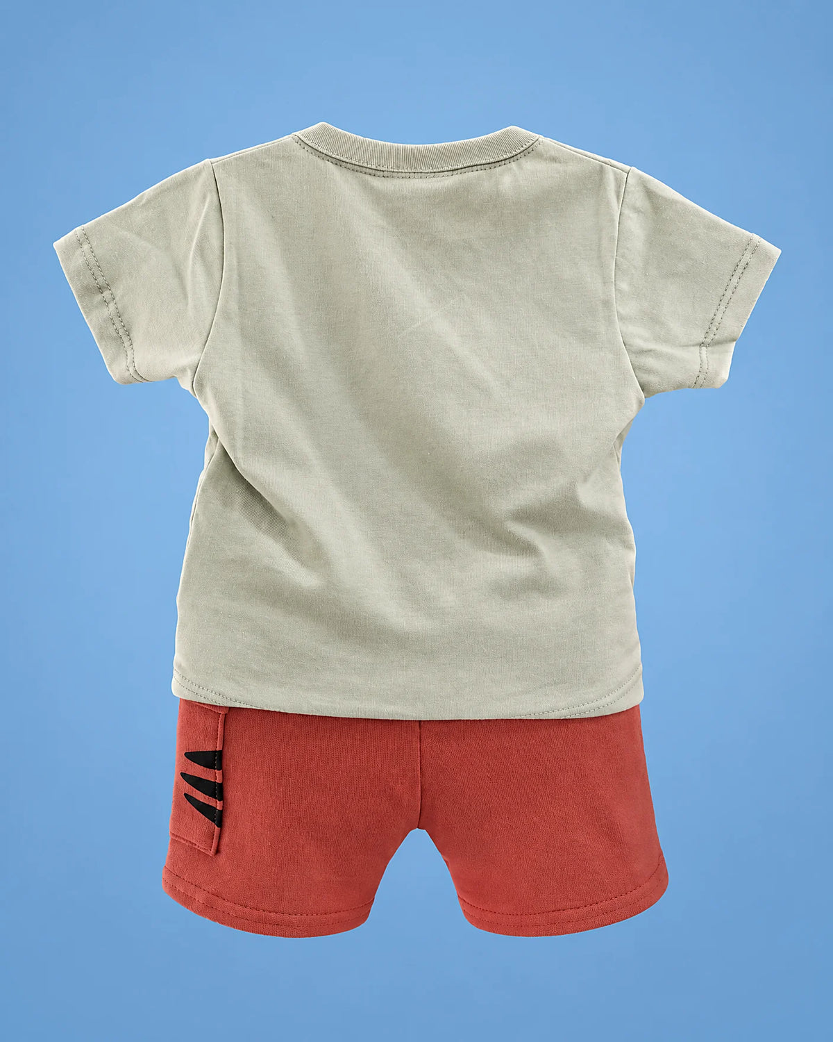 Conjunto Wild Side camiseta gris con animales y short rojo para bebé niño, vista de espalda | JR Baby Center