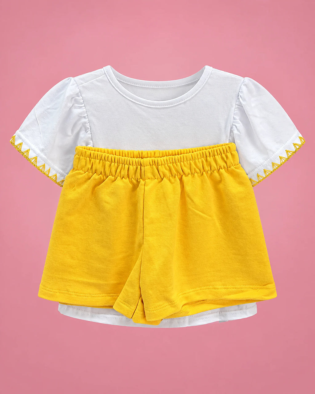 Conjunto de camiseta blanca con pajaritos y short amarillo para niña, set completo, vista de espalda | JR Baby Center