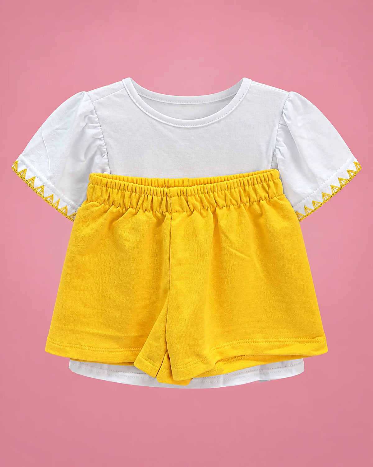 Conjunto de camiseta blanca con pajaritos y short amarillo para niña, set completo, vista de espalda | JR Baby Center
