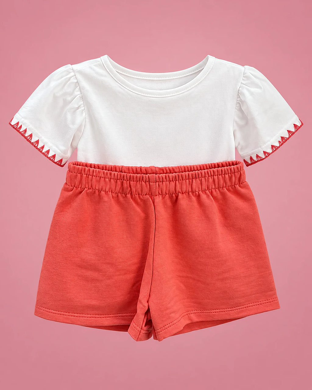 Conjunto de camiseta blanca con pajaritos y short coral para niña, set completo, vista de espalda | JR Baby Center