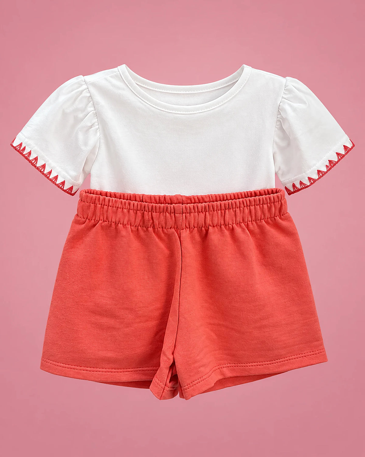Conjunto de camiseta blanca con pajaritos y short coral para niña, set completo, vista de espalda | JR Baby Center