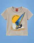 Conjunto Big Wave de camiseta beige con windsurf y short azul para niño, camiseta, vista de frente | JR Baby Center