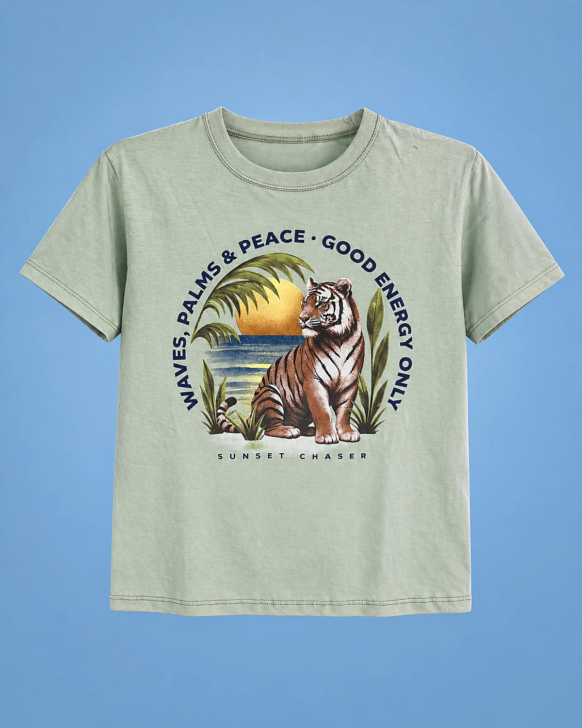 Conjunto de camiseta verde salvia con tigre y short azul marino para niño, camiseta, vista de frente | JR Baby Center