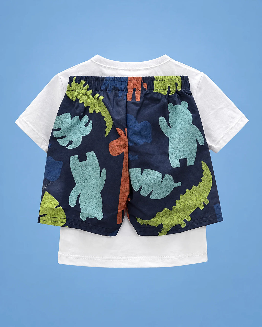 Conjunto de camiseta blanca Cool Zoo con jirafa y short azul para bebé niño, set completo, vista de espalda | JR Baby Center