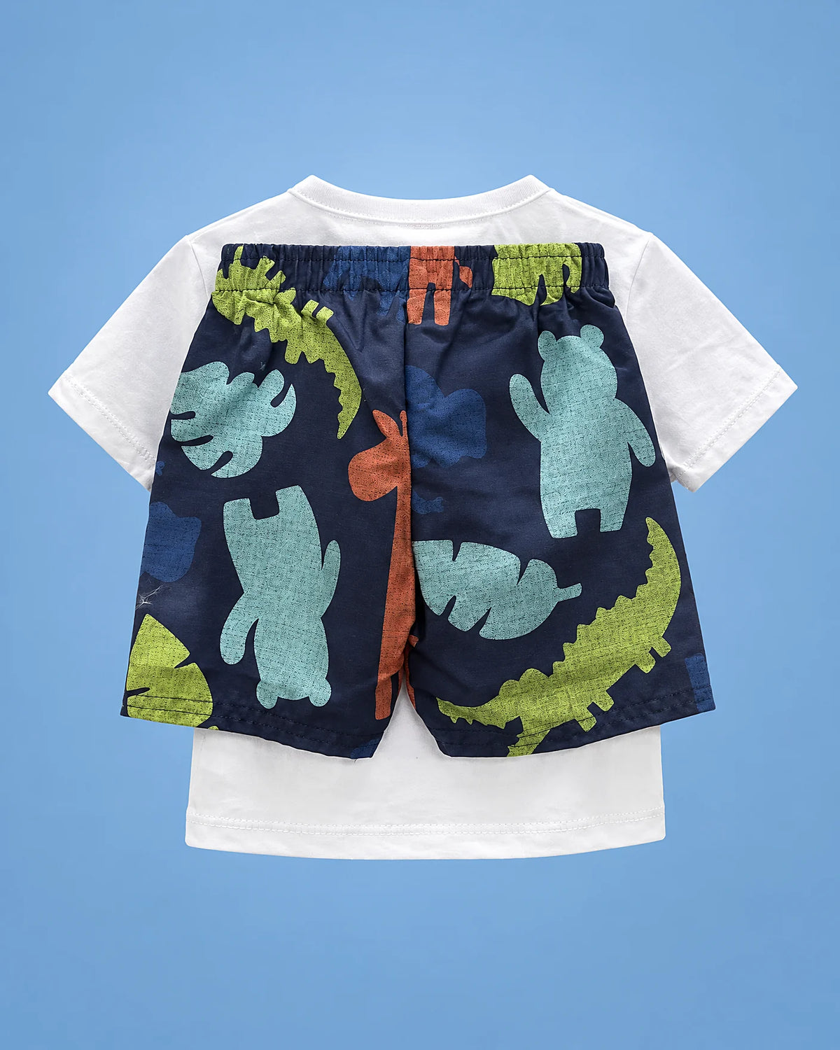 Conjunto de camiseta blanca Cool Zoo con jirafa y short azul para bebé niño, set completo, vista de espalda | JR Baby Center