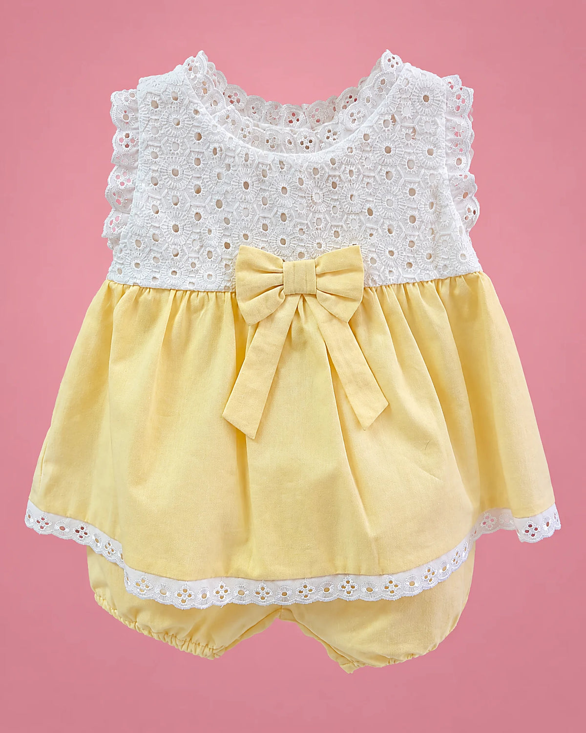 Conjunto amarillo con pechera calada blanca y lazo para bebé niña, vista de frente | JR Baby Center