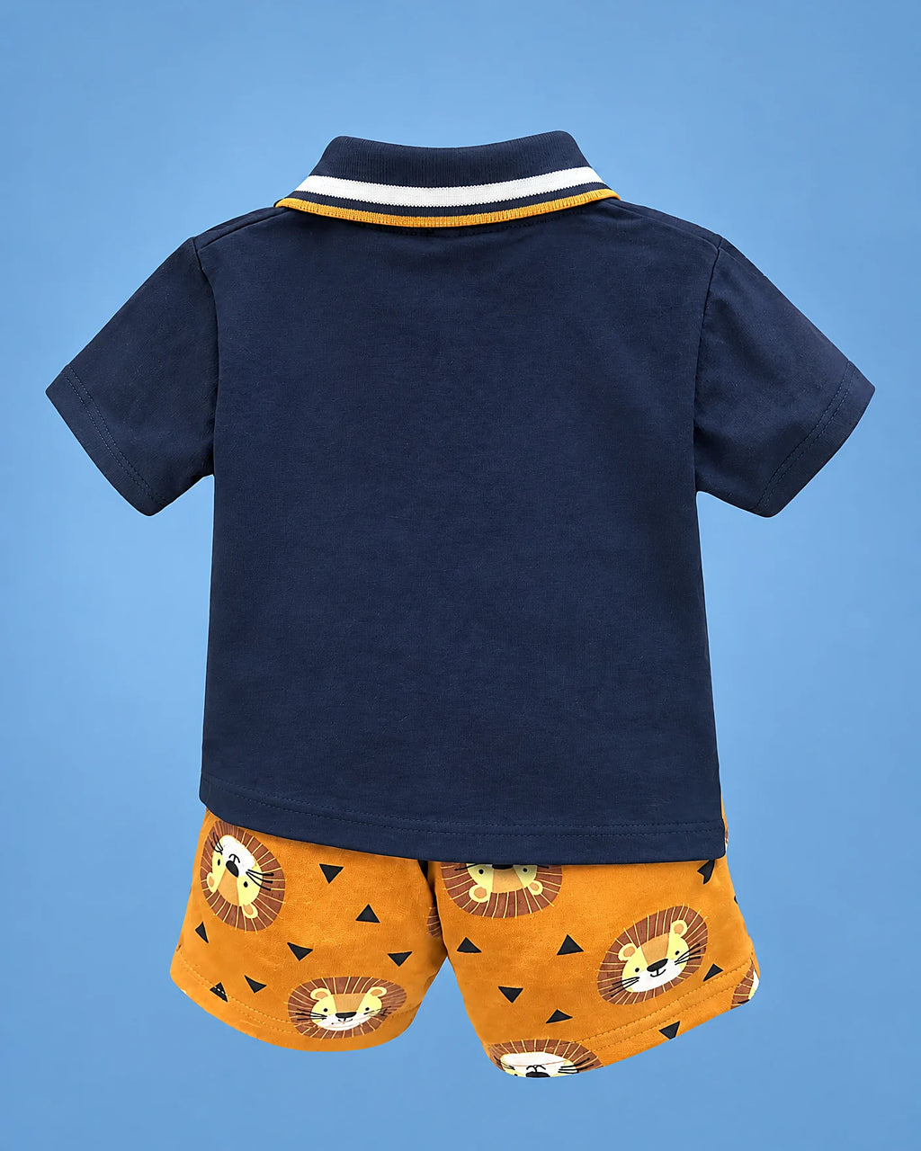 Conjunto de polo azul marino con león y short naranja para bebé niño, vista de espalda | JR Baby Center