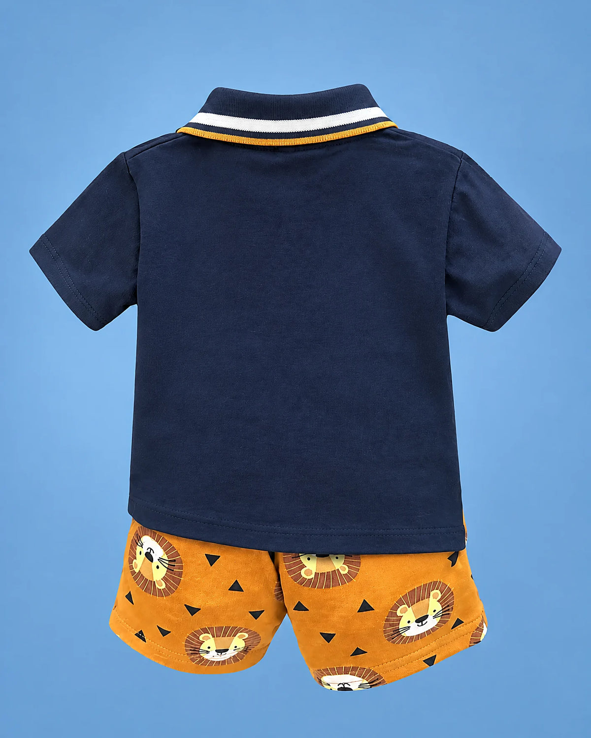 Conjunto de polo azul marino con león y short naranja para bebé niño, vista de espalda | JR Baby Center