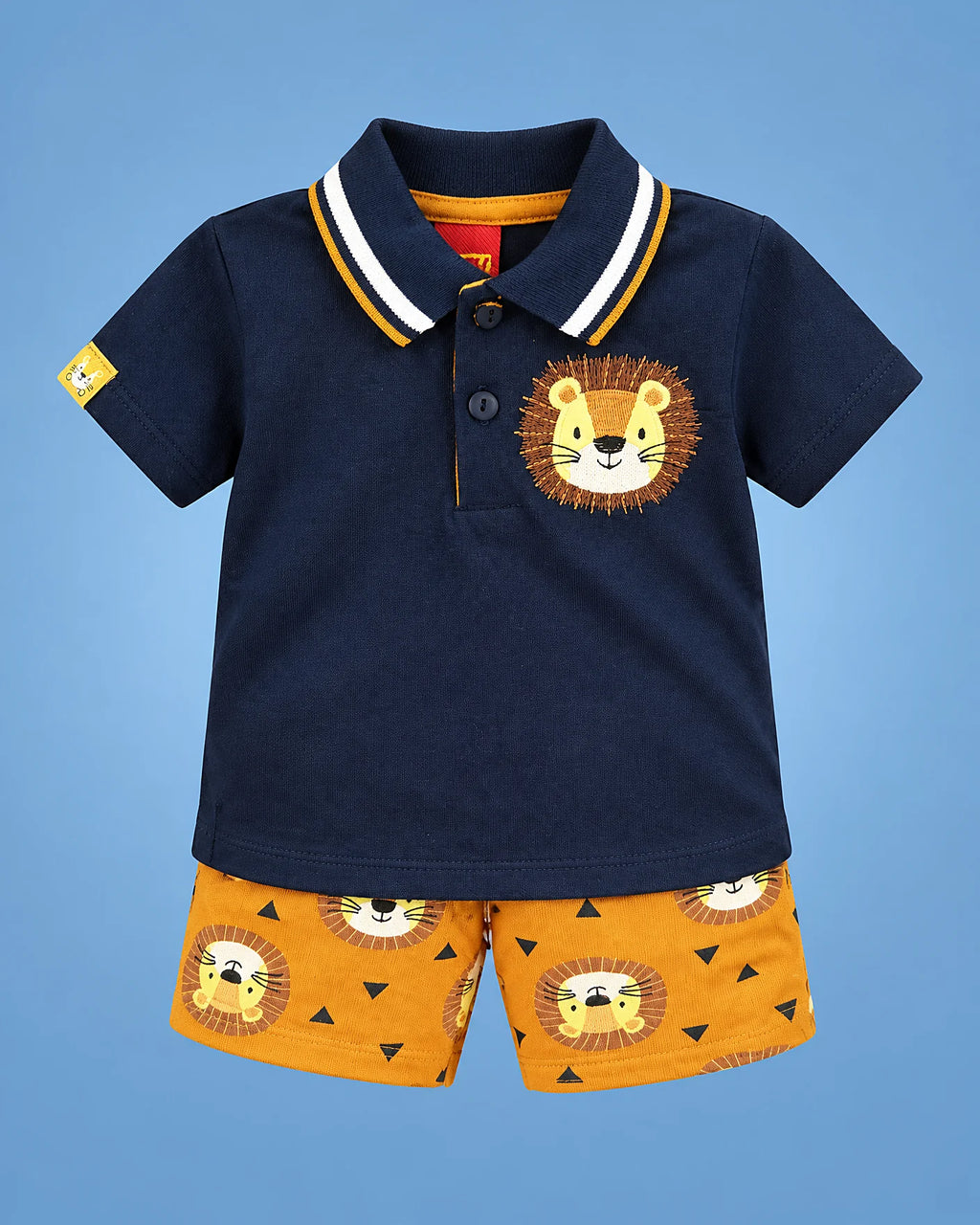Conjunto de polo azul marino con león y short naranja para bebé niño, vista de frente | JR Baby Center