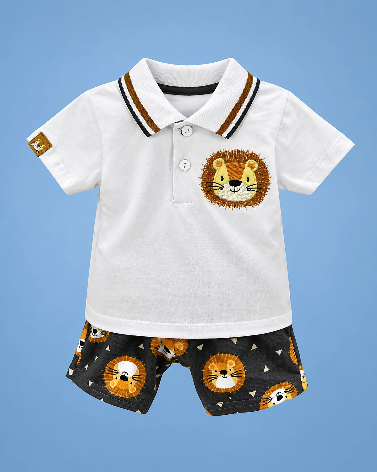 Conjunto de polo blanco con león y short negro con leones para bebé niño, vista de frente | JR Baby Center