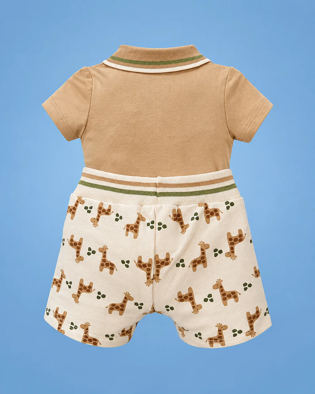 Conjunto de polo camel con jirafa y short crema con jirafas para bebé niño, vista de espalda | JR Baby Center