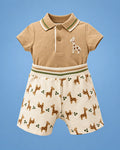 Conjunto de polo camel con jirafa y short crema con jirafas para bebé niño, vista de frente | JR Baby Center