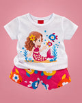 Conjunto de camiseta blanca con sirenita y short fucsia para bebé niña, vista de frente | JR Baby Center