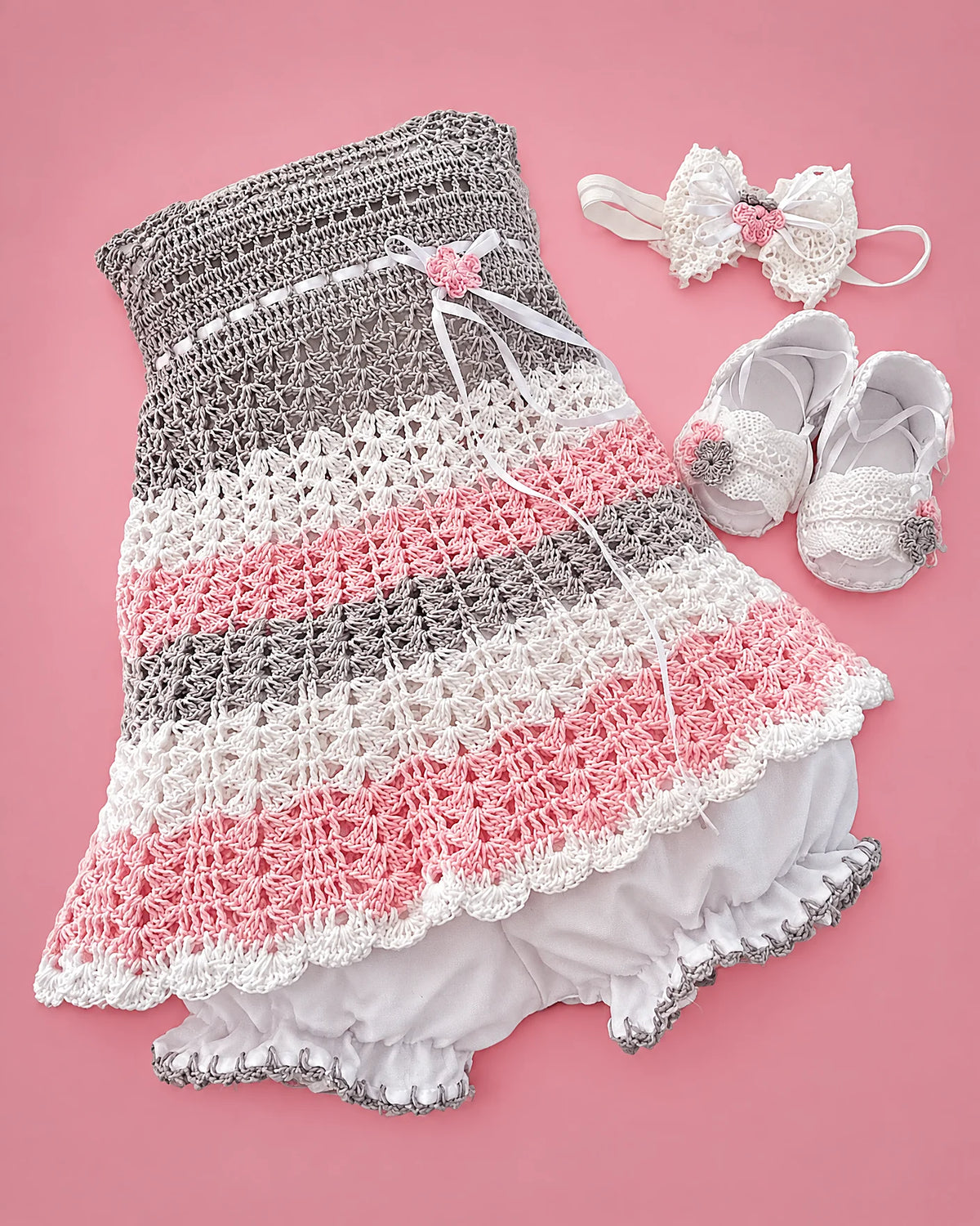 Conjunto tejido a mano gris y rosado para recién nacida, vista de frente | JR Baby Center
