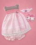 Conjunto tejido a mano rosado claro para recién nacida, vista de frente | JR Baby Center