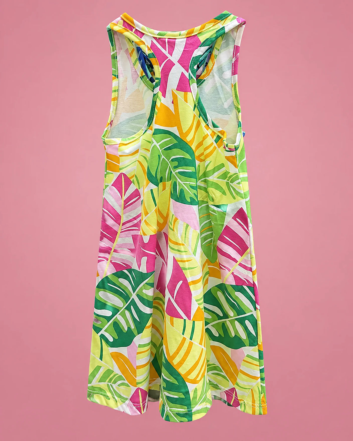 Vestido sin mangas con hojas tropicales verdes y rosadas para niña, vista de espalda | JR Baby Center