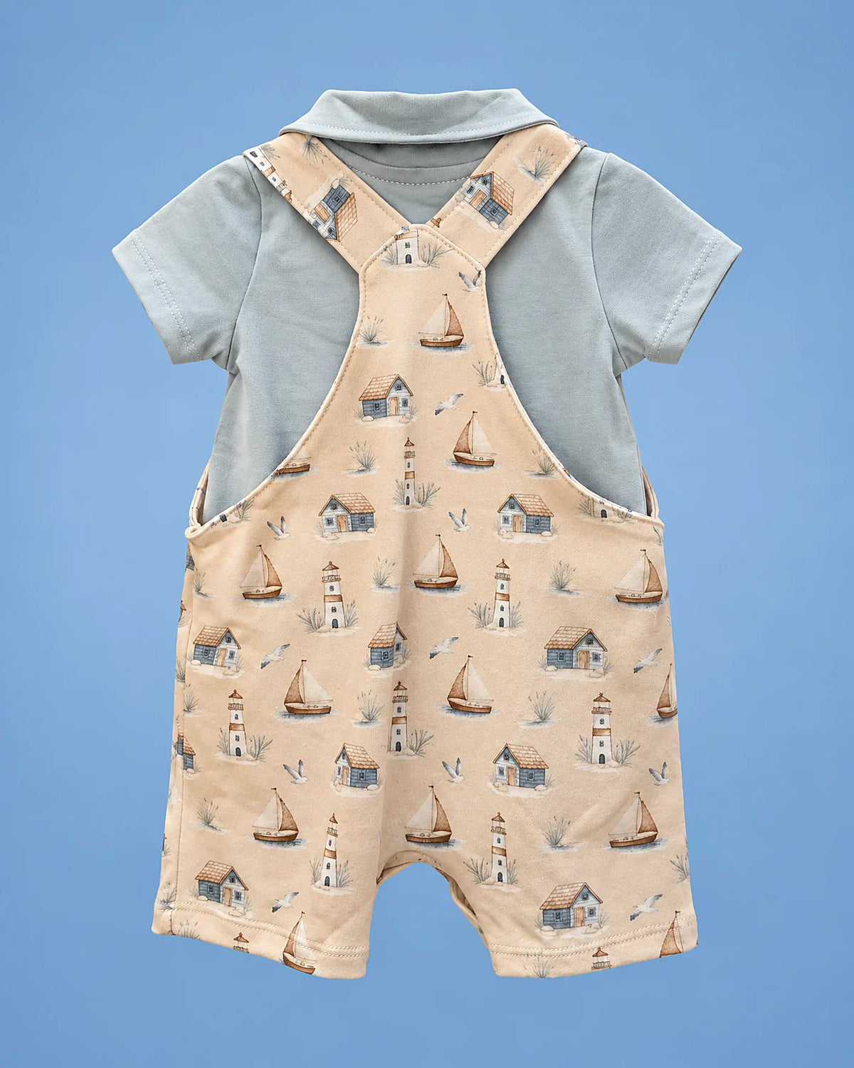 Jardinero beige con veleros y faros y polo celeste para bebé niño, vista de espalda | JR Baby Center