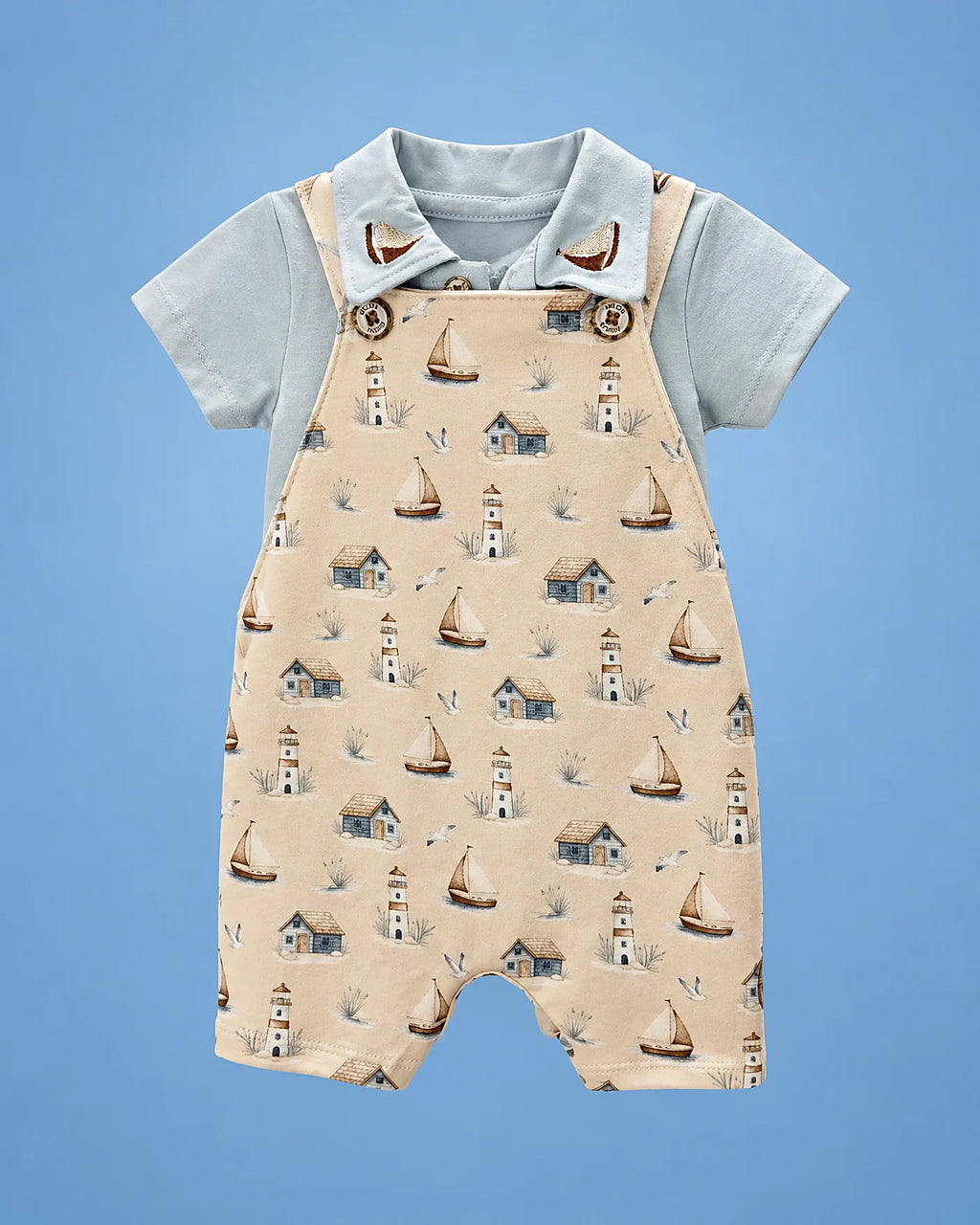 Jardinero beige con veleros y faros y polo celeste para bebé niño, vista de frente | JR Baby Center