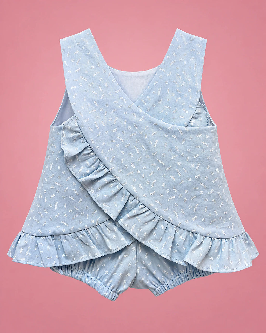 Jumper celeste con bolsillo, volantes y espalda cruzada para bebé niña, vista de espalda | JR Baby Center