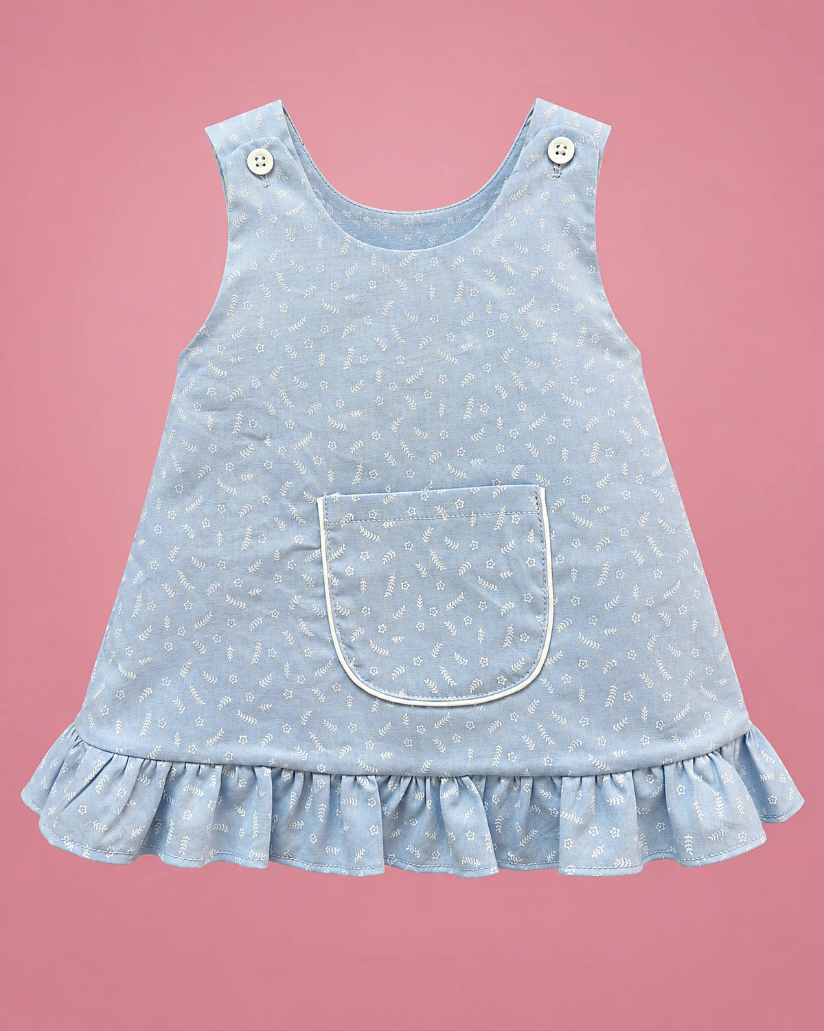 Jumper celeste con bolsillo, volantes y espalda cruzada para bebé niña, vista de frente | JR Baby Center