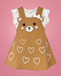 Jumper marrón con osito y corazones y blusa blanca para bebé niña, vista de frente | JR Baby Center
