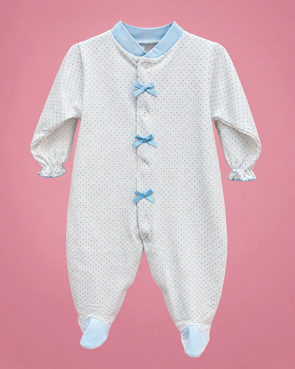 Pijama blanca con puntitos y lacitos azules para bebé niña, vista de frente | JR Baby Center