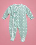 Pijama verde menta con lunares blancos y lacitos para bebé niña, vista de frente | JR Baby Center