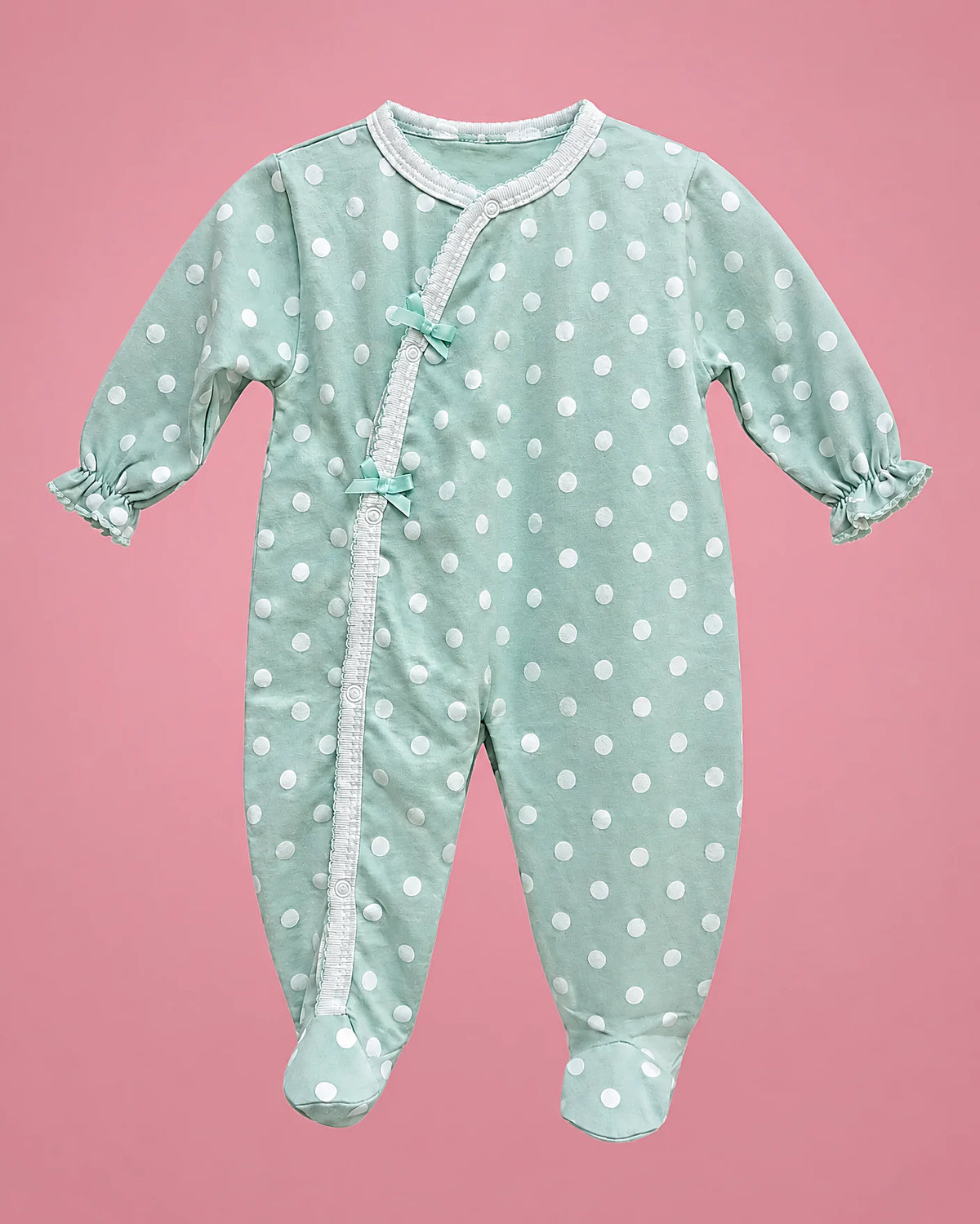 Pijama verde menta con lunares blancos y lacitos para bebé niña, vista de frente | JR Baby Center