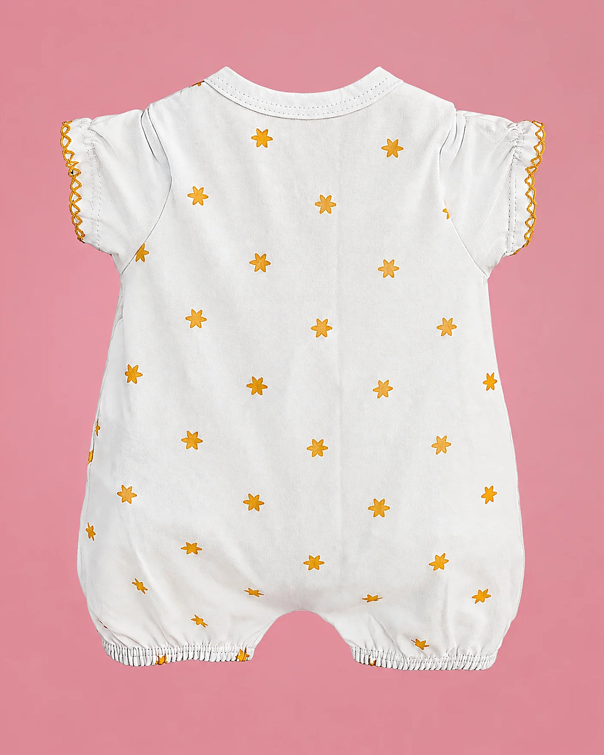 Ropa de bebé niña blanca con piñas y estrellitas amarillas, vista de espalda | JR Baby Center