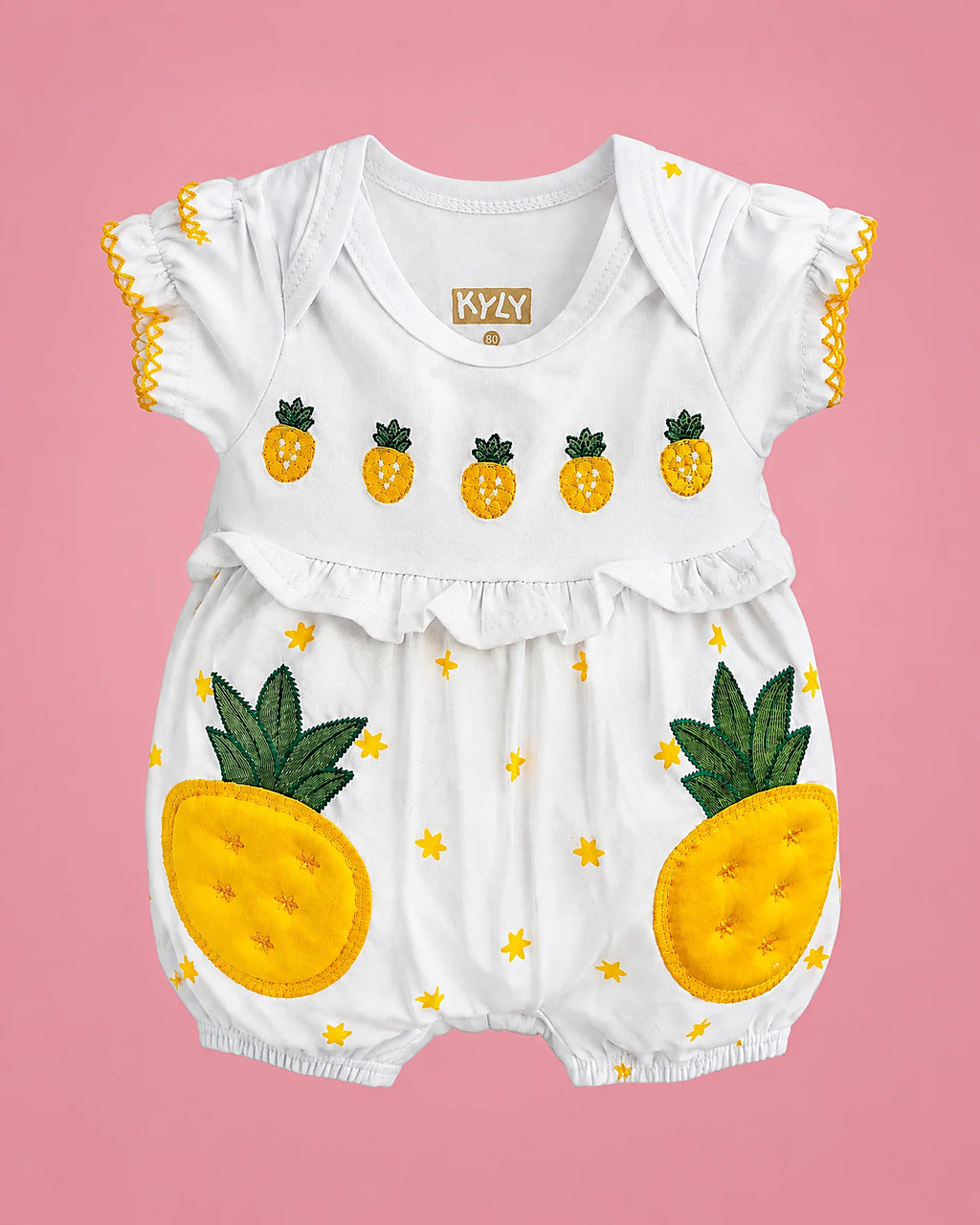 Ropa de bebé niña blanca con piñas y estrellitas amarillas, vista de frente | JR Baby Center