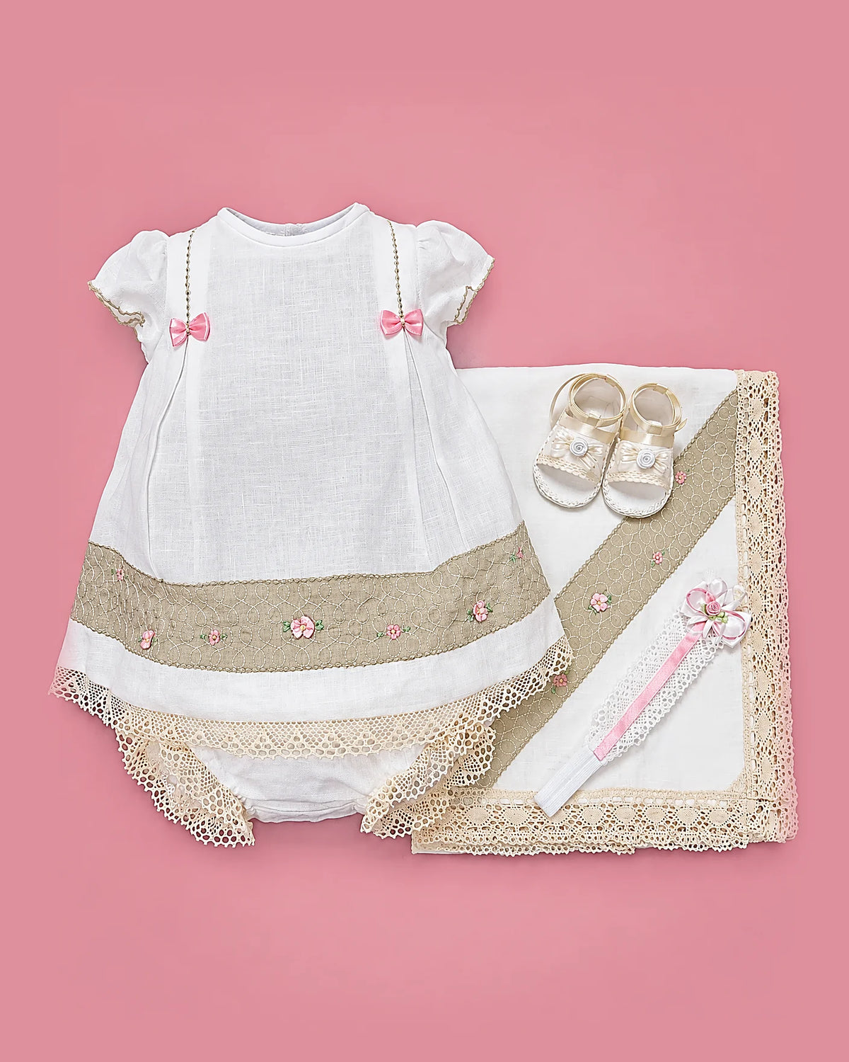 Set de estopilla blanco con franja beige y lacitos rosados para bebé niña, set completo | JR Baby Center