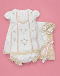 Set de estopilla blanco con entredós crema y flores bordadas para bebé niña, set completo | JR Baby Center