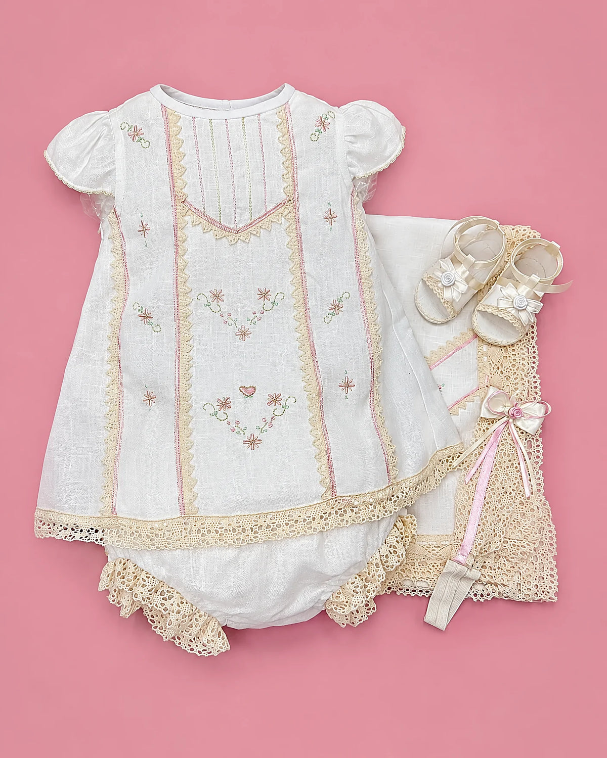 Set de estopilla blanco con entredós crema y flores bordadas para bebé niña, set completo | JR Baby Center
