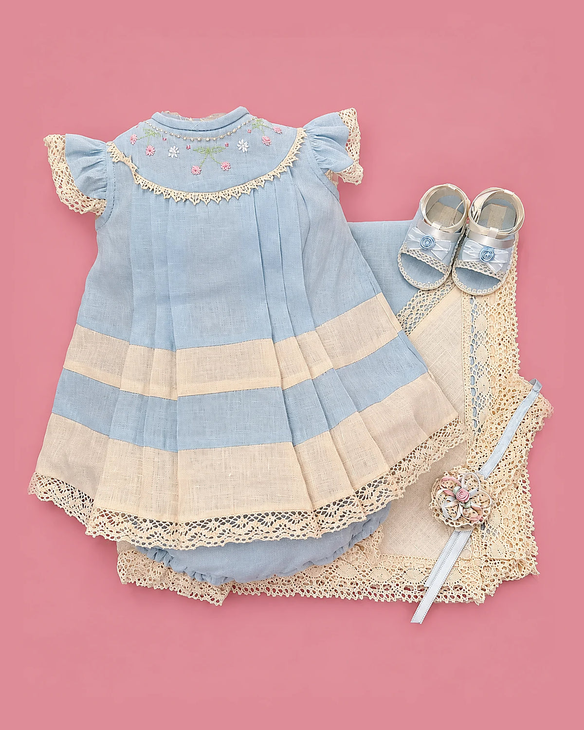 Set de estopilla celeste con franjas crema y cuello bordado para bebé niña, set completo | JR Baby Center