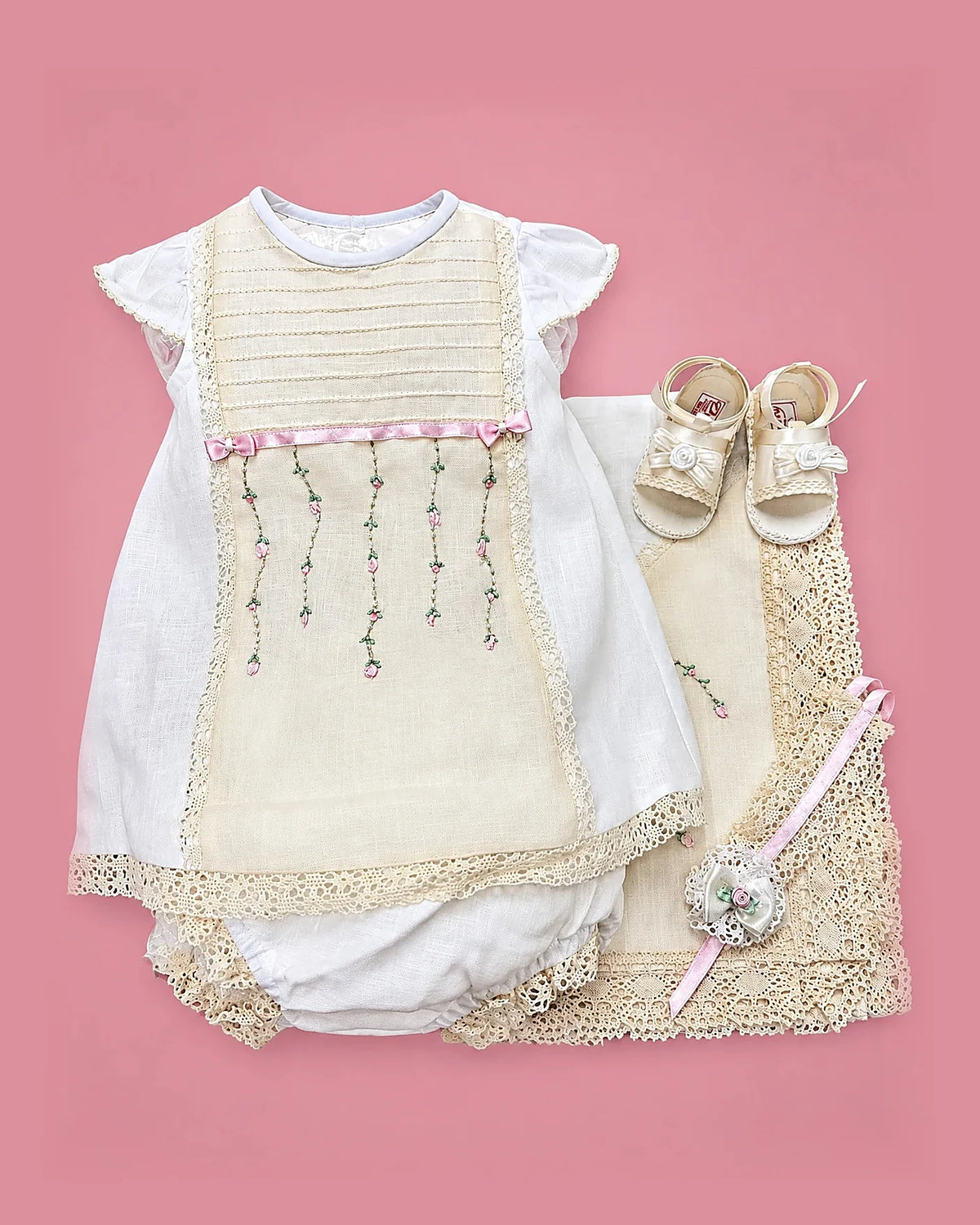Set de estopilla blanco con peto crema y capullos rosados para bebé niña, set completo | JR Baby Center