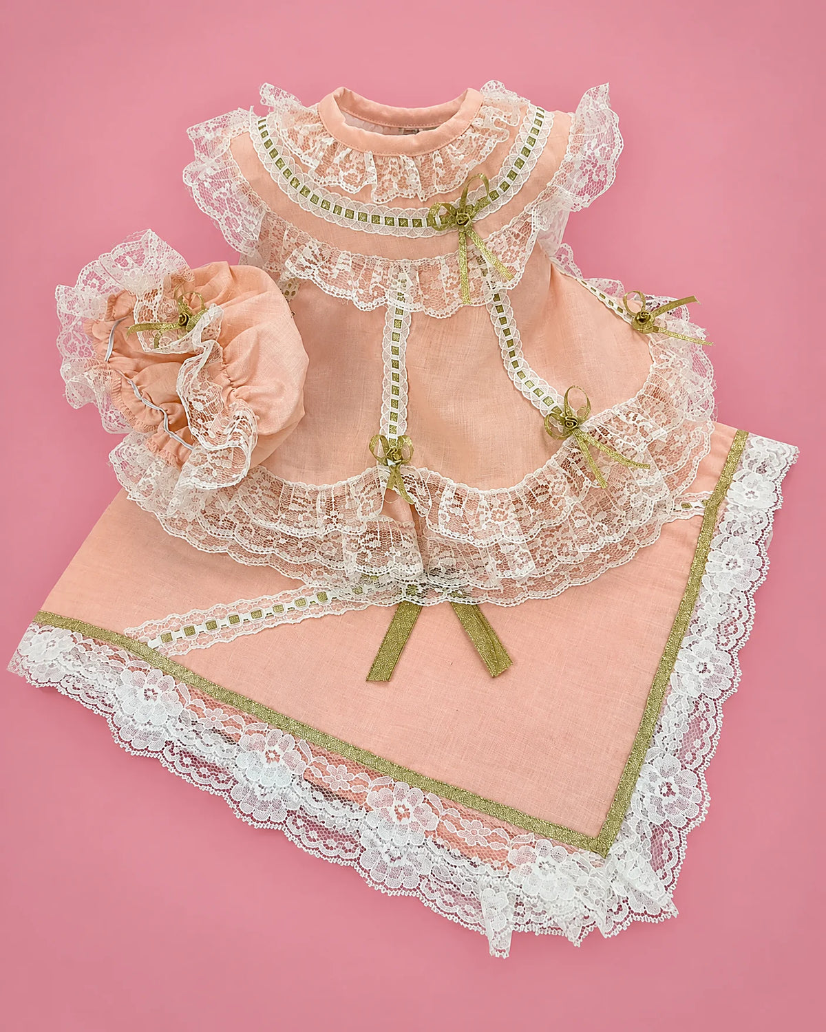 Set melocotón de seda cruda con encaje y cintas verdes para bebé niña, set completo | JR Baby Center