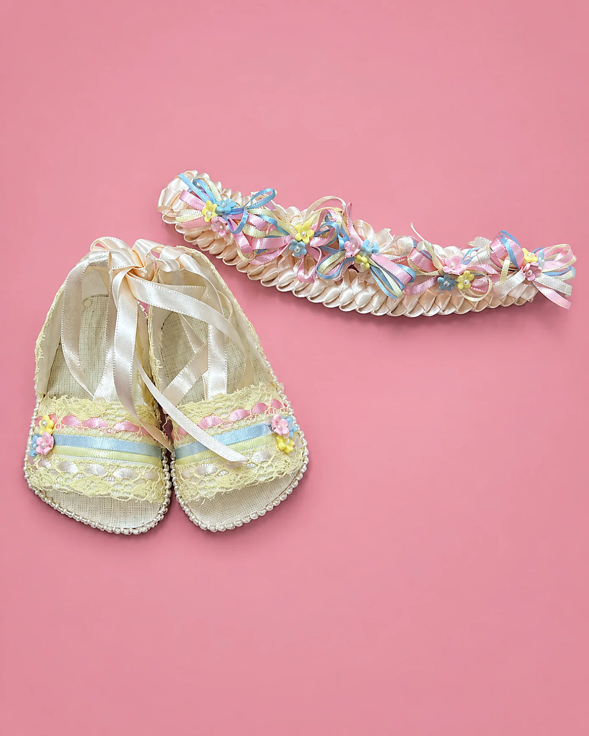 Set de zapatitos y banda amarillo claro con lazos pastel para recién nacida | JR Baby Center
