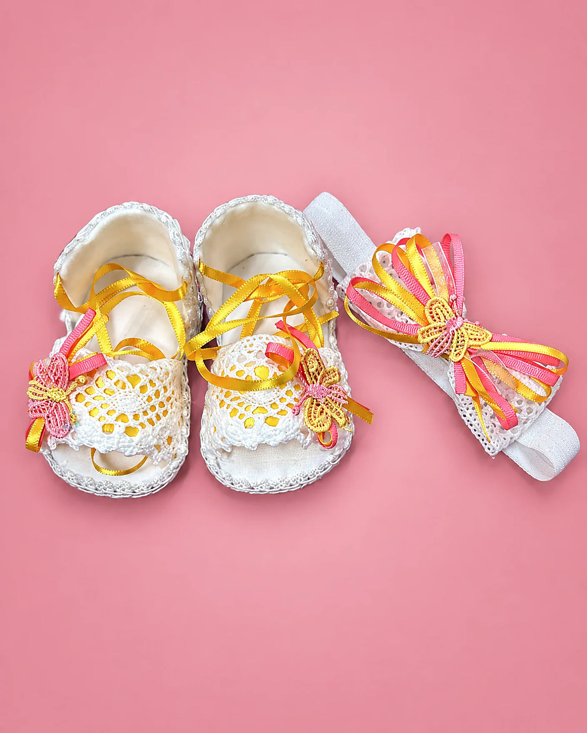 Set de zapatitos y banda blanco y amarillo con mariposas para recién nacida | JR Baby Center