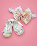 Set de zapatitos y banda blanco con cintas pastel para recién nacida | JR Baby Center